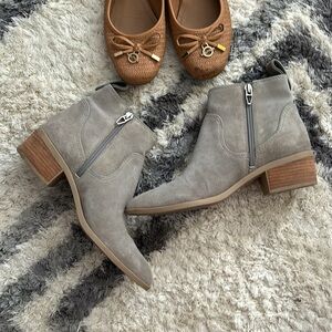 Bundle of Dilce Vota boots aize 6 and Nautica flats size 6.
